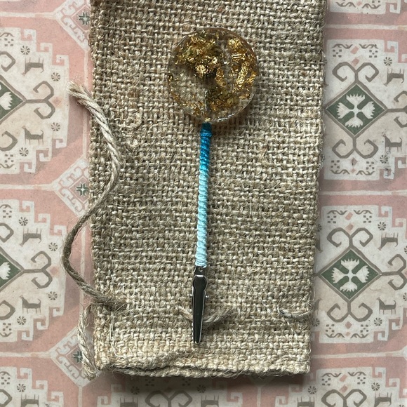 Handmade botanical resin art clip with macrame covered post - round gold bud 1B - Picture 1 of 9